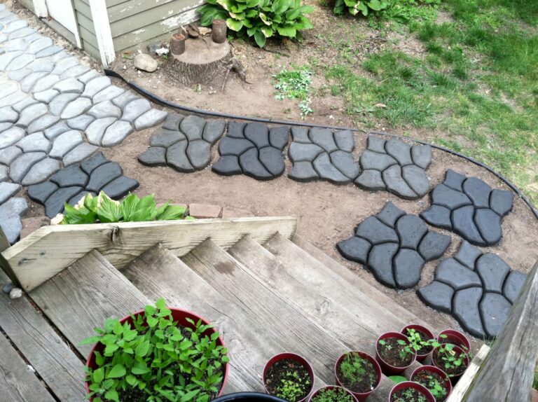 Cobble Stone Path For Beautifying The Outdoor Place