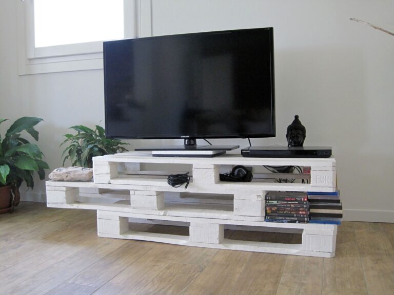 DIY Wooden Pallet TV Stand