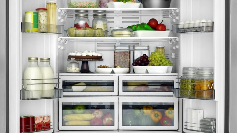 Store Food in the Refrigerator So It Stays Fresh Longer