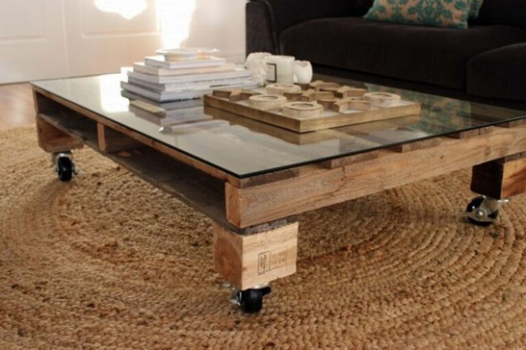 Insanely Charming DIY Pallet Coffee Table