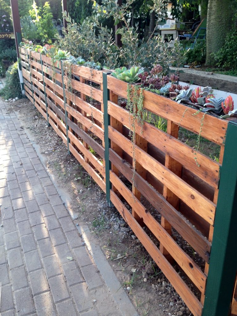 DIY Pallet Fence for Backyard