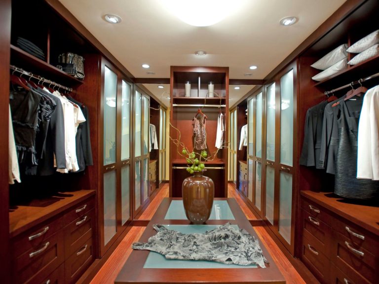 Walk in Closet Contemporary and Luxurious